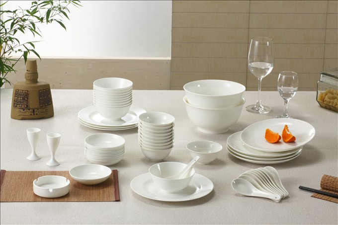 Hochentwickeltes Bone China-Set in reinem Weiß PW002